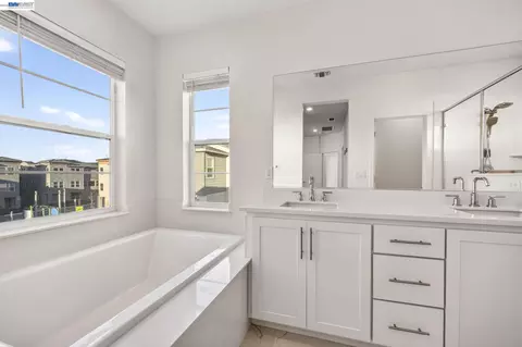 Bath - 6065 Bullion Ln, Dublin, CA 94568 photo 7 of 11