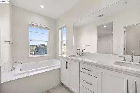 Bath - 6065 Bullion Ln, Dublin, CA 94568 photo 5 of 11