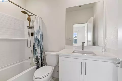 Bath - 6065 Bullion Ln, Dublin, CA 94568 photo 8 of 11