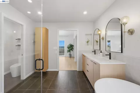 Bath - 27836 E 16th St, Hayward, CA 94544 photo 3 of 4