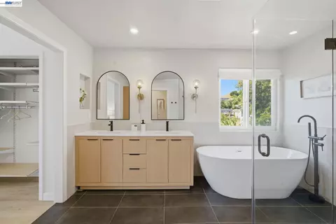 Bath - 27836 E 16th St, Hayward, CA 94544 photo 2 of 4