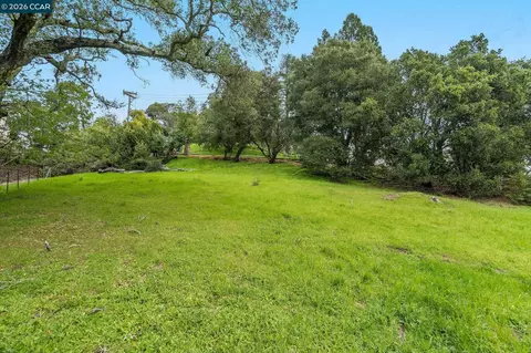 9 Charles Hill Rd, Orinda, CA 94563
