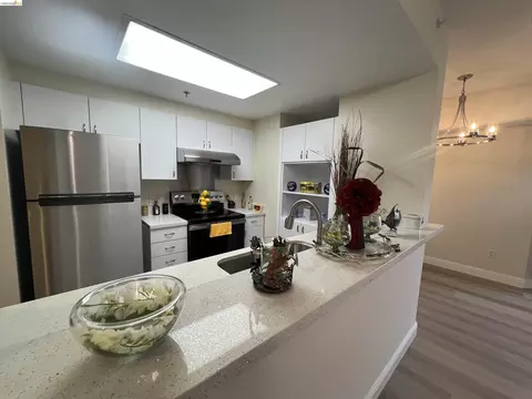 Kitchen - 988 Franklin St #1111, Oakland, CA 94607 photo 2 of 5