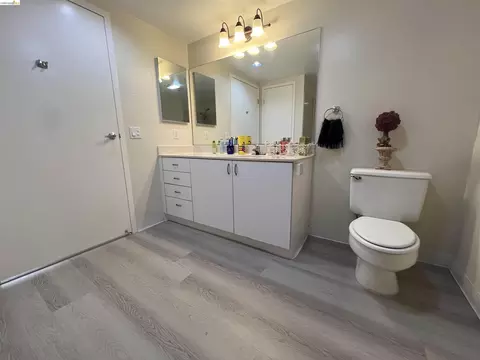 Bath - 988 Franklin St #1111, Oakland, CA 94607 photo 3 of 3