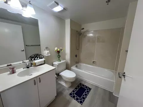 Bath - 988 Franklin St #1111, Oakland, CA 94607 photo 2 of 3