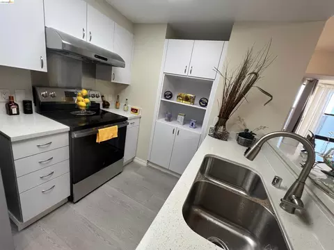 Kitchen - 988 Franklin St #1111, Oakland, CA 94607 photo 5 of 5