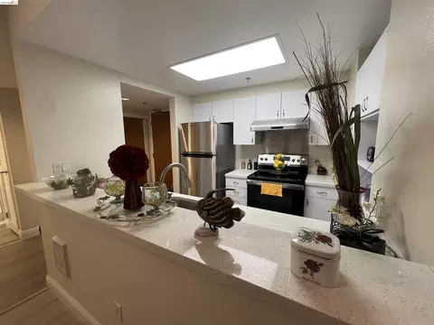 Kitchen - 988 Franklin St #1111, Oakland, CA 94607 photo 4 of 5