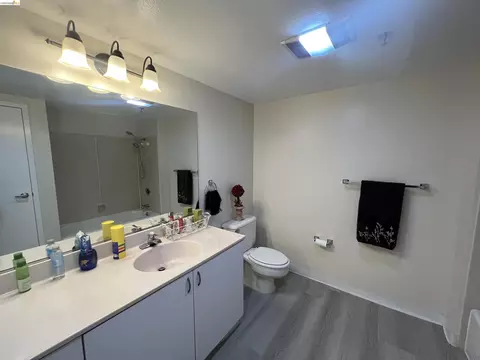 Bath - 988 Franklin St #1111, Oakland, CA 94607 photo 1 of 3