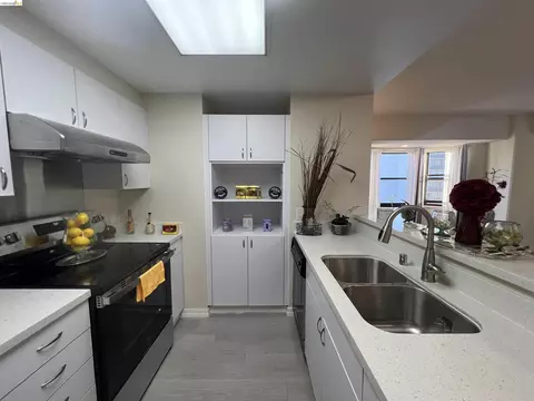 Kitchen - 988 Franklin St #1111, Oakland, CA 94607 photo 1 of 5