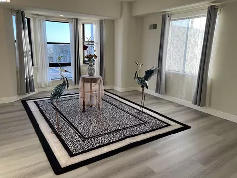 Living - 988 Franklin St #1111, Oakland, CA 94607 photo 1 of 4