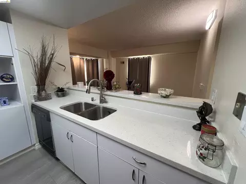 Kitchen - 988 Franklin St #1111, Oakland, CA 94607 photo 3 of 5