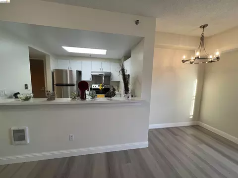 Dining - 988 Franklin St #1111, Oakland, CA 94607 photo 1 of 1