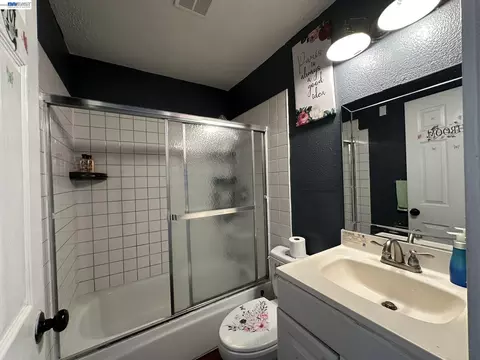 Bath - 29 Delta Dr, Bay Point, CA 94565 photo 4 of 5