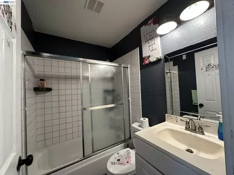 Bath - 29 Delta Dr, Bay Point, CA 94565 photo 3 of 5