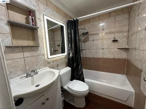 Bath - 29 Delta Dr, Bay Point, CA 94565 photo 2 of 5