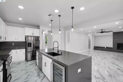 Kitchen - 321 Myrtle Ln, Oakley, CA 94561 photo 3 of 3
