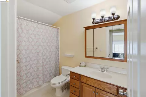 Bath - 133 Stratford St, Vallejo, CA 94591 photo 2 of 3