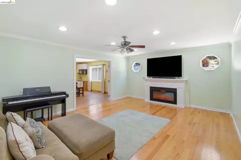 Living - 133 Stratford St, Vallejo, CA 94591 photo 4 of 7