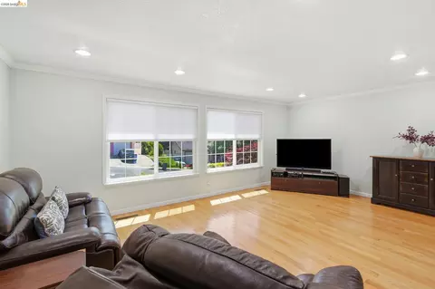 Living - 133 Stratford St, Vallejo, CA 94591 photo 1 of 7