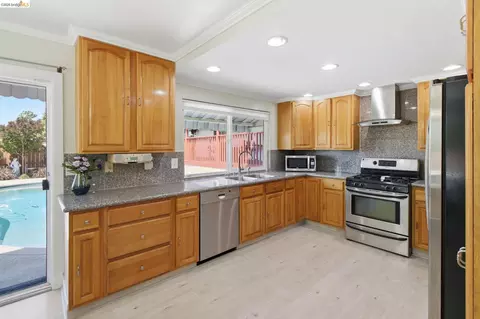 Kitchen - 133 Stratford St, Vallejo, CA 94591 photo 4 of 4