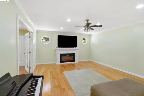 Living - 133 Stratford St, Vallejo, CA 94591 photo 6 of 7