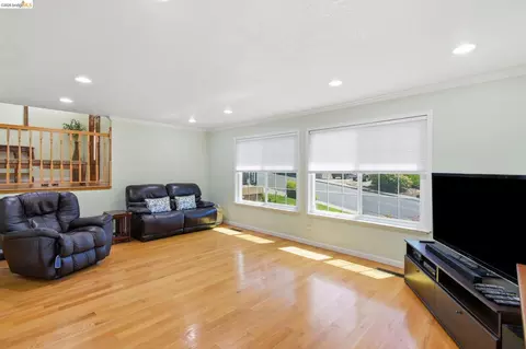 Living - 133 Stratford St, Vallejo, CA 94591 photo 2 of 7