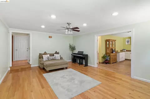 Living - 133 Stratford St, Vallejo, CA 94591 photo 7 of 7