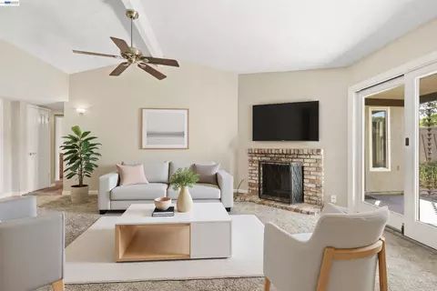 165 Fairoaks Dr, Vacaville, CA 95688