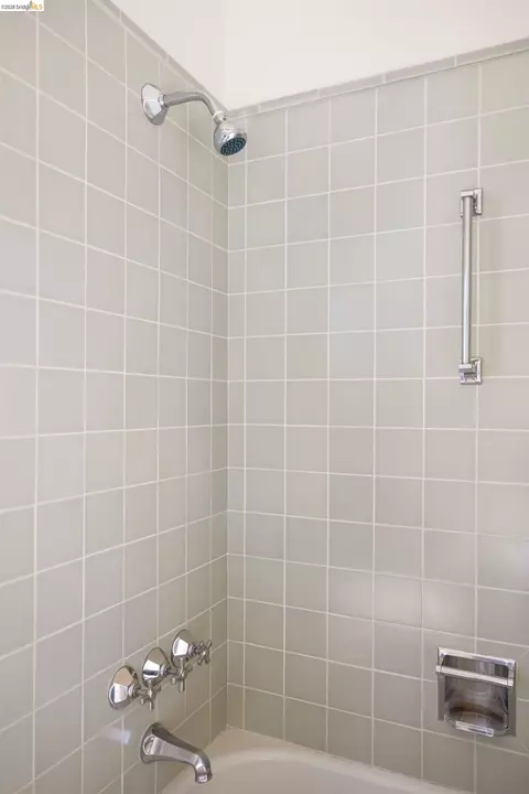 Bath - 2909 Forest Ave, Berkeley, CA 94705 photo 2 of 5