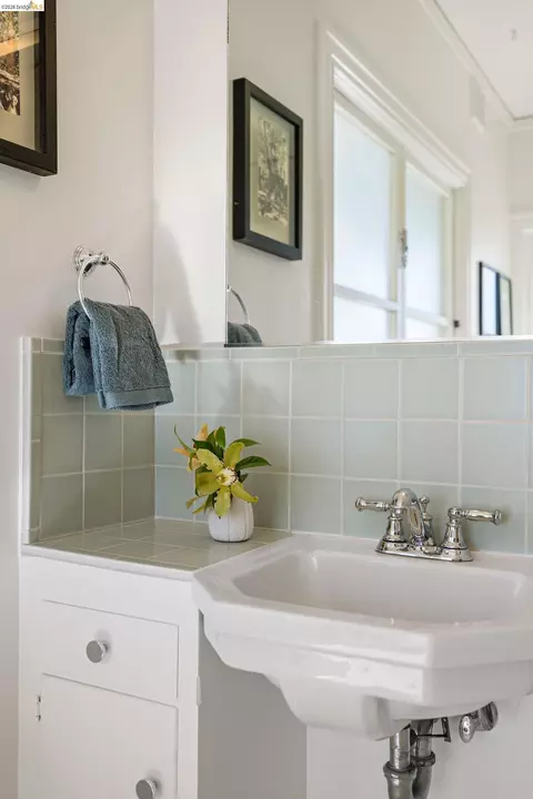 Bath - 2909 Forest Ave, Berkeley, CA 94705 photo 3 of 5