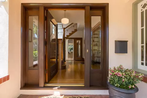 Entry Way - 2909 Forest Ave, Berkeley, CA 94705 photo 2 of 7