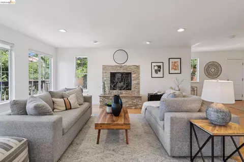 2170 Arrowhead Dr, Oakland, CA 94611