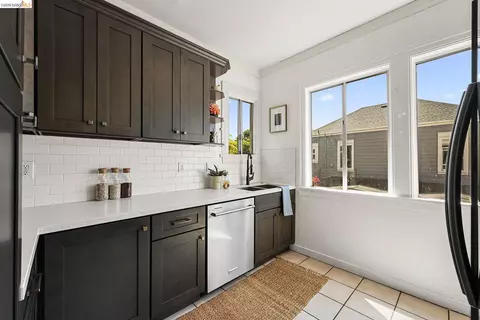 Kitchen - 1137 Peralta St, Oakland, CA 94607 photo 4 of 5