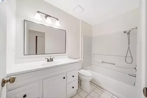 Bath - 913 Inez Dr, Modesto, CA 95351 photo 1 of 2