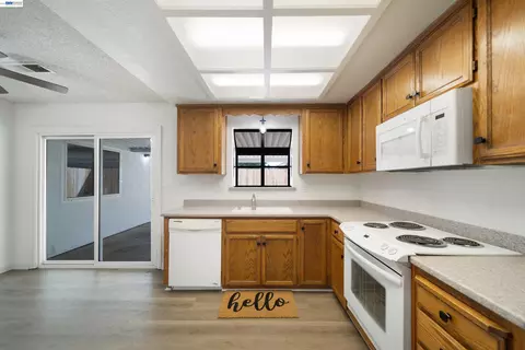 Entry Way - 913 Inez Dr, Modesto, CA 95351 photo 1 of 3