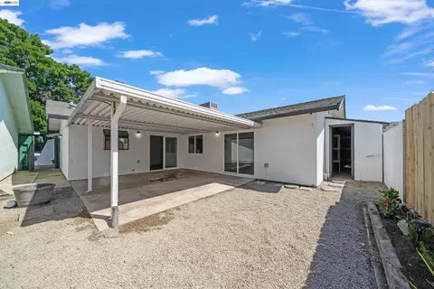 Exterior - 913 Inez Dr, Modesto, CA 95351 photo 4 of 6