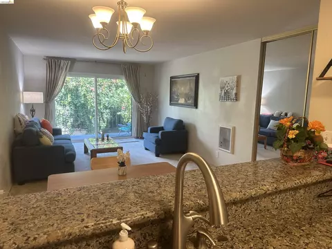 625 El Dorado Ave #204, Oakland, CA 94611
