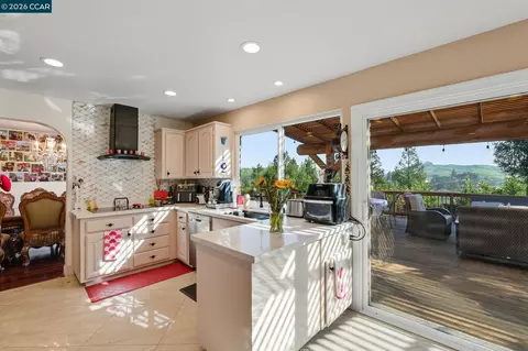 Kitchen - 17 Corte Granada, Moraga, CA 94556 photo 2 of 2
