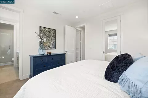 Bedroom - 1380 Julia Ln, Concord, CA 94519 photo 2 of 4