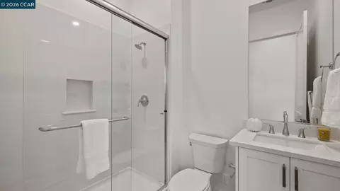 Bath - 3530 Lakeshore Ave, Tracy, CA 95377 photo 2 of 2