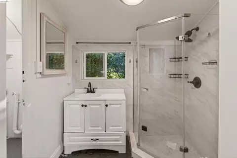 Bath - 2338 Roosevelt Ave, Berkeley, CA 94703 photo 3 of 5