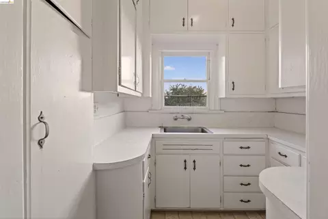 Kitchen - 2338 Roosevelt Ave, Berkeley, CA 94703 photo 2 of 5