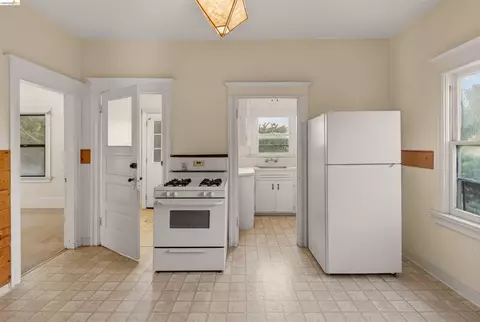 Kitchen - 2338 Roosevelt Ave, Berkeley, CA 94703 photo 1 of 5