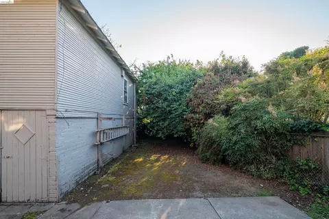 Exterior - 2338 Roosevelt Ave, Berkeley, CA 94703 photo 3 of 5