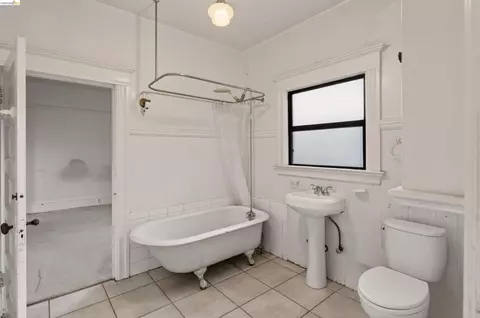 Bath - 2338 Roosevelt Ave, Berkeley, CA 94703 photo 2 of 5