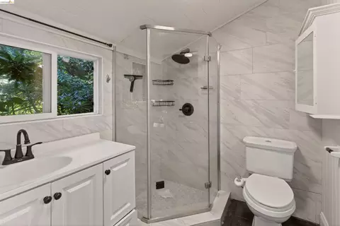 Bath - 2338 Roosevelt Ave, Berkeley, CA 94703 photo 4 of 5