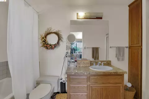 Bath - 944 Sherman Ln, Oakley, CA 94561 photo 2 of 4