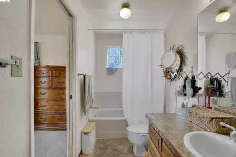 Bath - 944 Sherman Ln, Oakley, CA 94561 photo 4 of 4