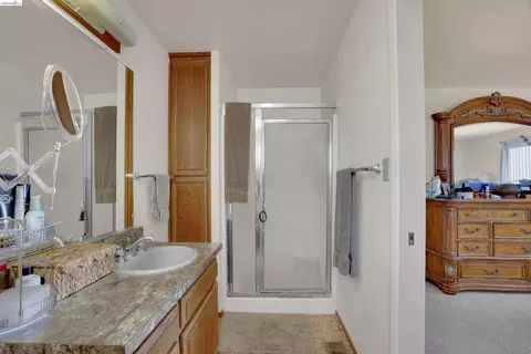 Bath - 944 Sherman Ln, Oakley, CA 94561 photo 3 of 4