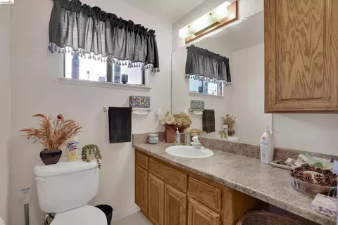 Bath - 944 Sherman Ln, Oakley, CA 94561 photo 1 of 4